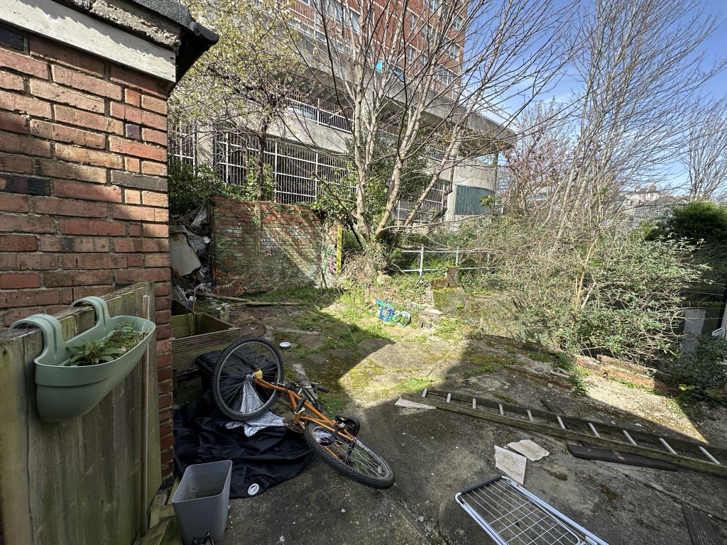 Lot: 79 - MIXED FREEHOLD RESIDENTIAL AND COMMERCIAL INVESTMENT - 55a Kings Road External Patio